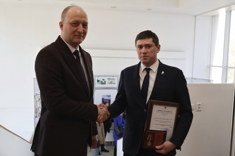Медаль «За укрепление боевого содружества» вручена председателю Общественного совета ГУФССП России по  Алтайскому краю .