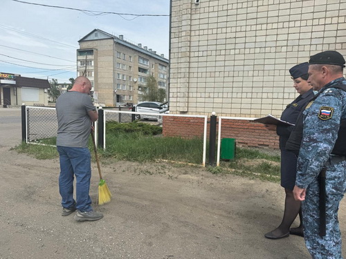 Неплательщик алиментов, уклонившийся от обязательных работ, провел двое суток под арестом .