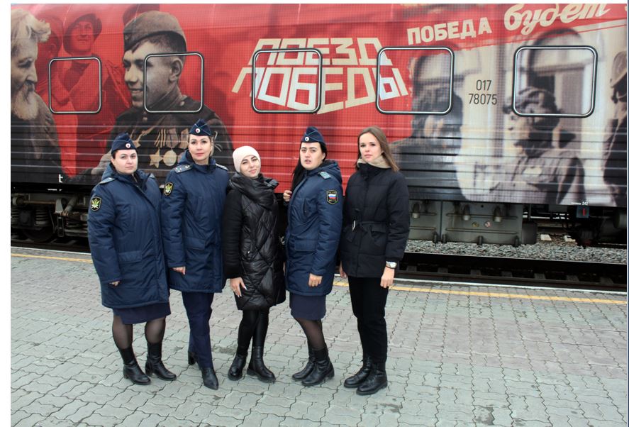 На экскурсии в «Поезде Победы» побывали судебные приставы Алтайского края.