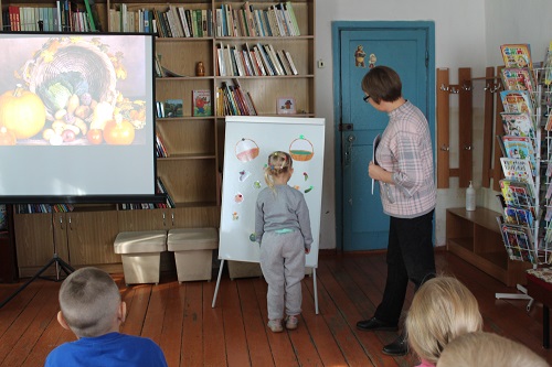 В Районной детской библиотеке прошло занятие с «Экологятами-дошколятами» по теме «Здравствуй, осень золотая!».