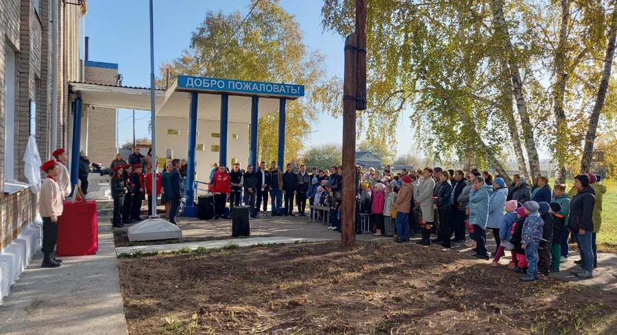 В Усть-Мосихе  открыли мемориальную доску в честь участника СВО Сергея Шиховцова .