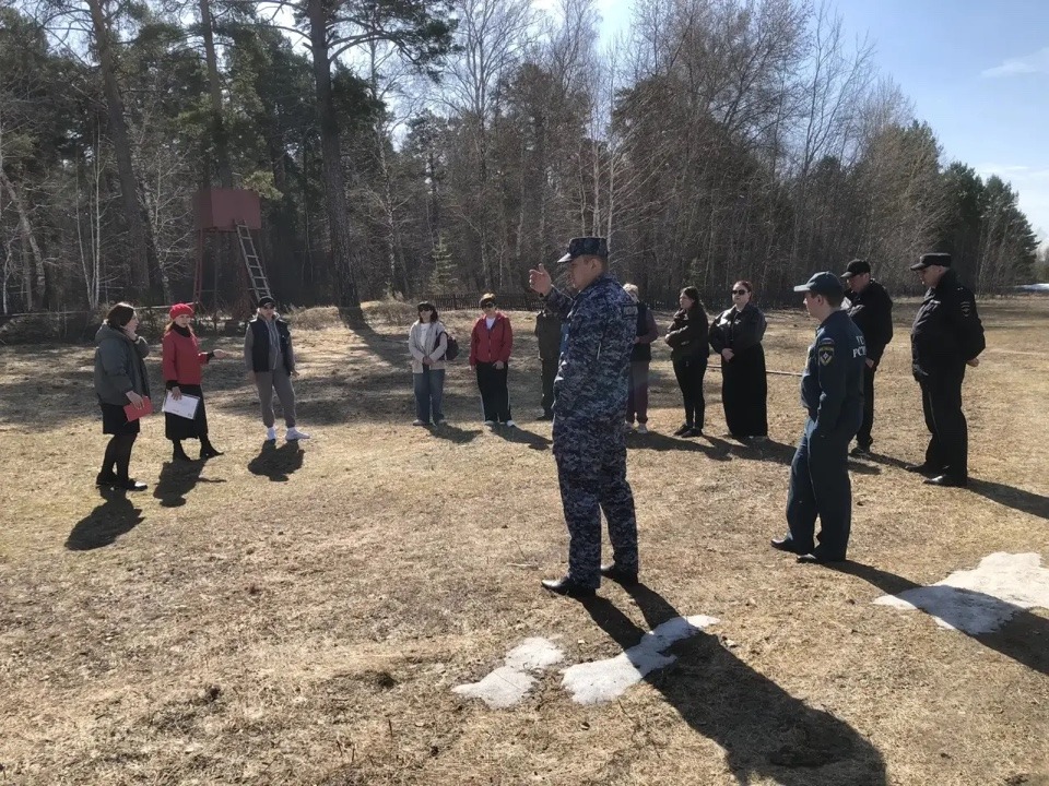 Сегодня на базе районного загородного лагеря "Орлёнок" проведена учебная тренировка по отработке действий сотрудников лагеря в случае экстренных ситуаций.