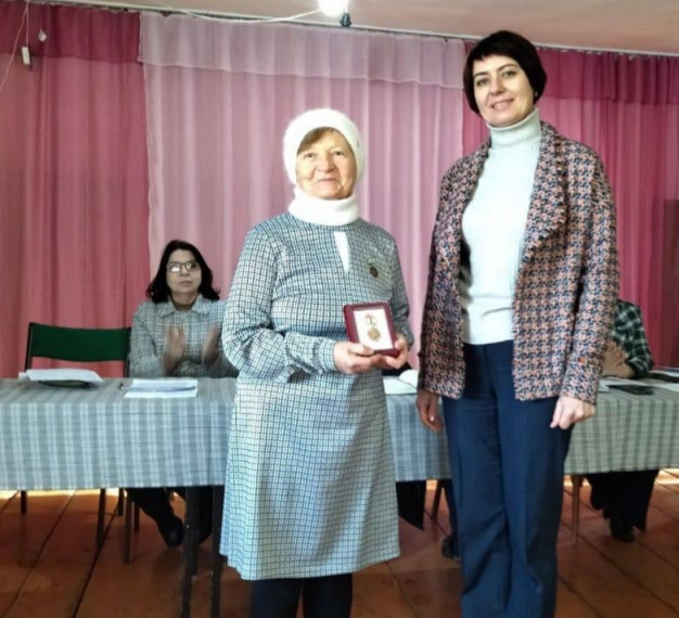 Почетный знак в честь 80-летия снятия блокады Ленинграда вручили жительнице Ребрихинского района. Почетный знак в честь 80-летия снятия блокады Ленинграда вручили жительнице Ребрихинского района.
