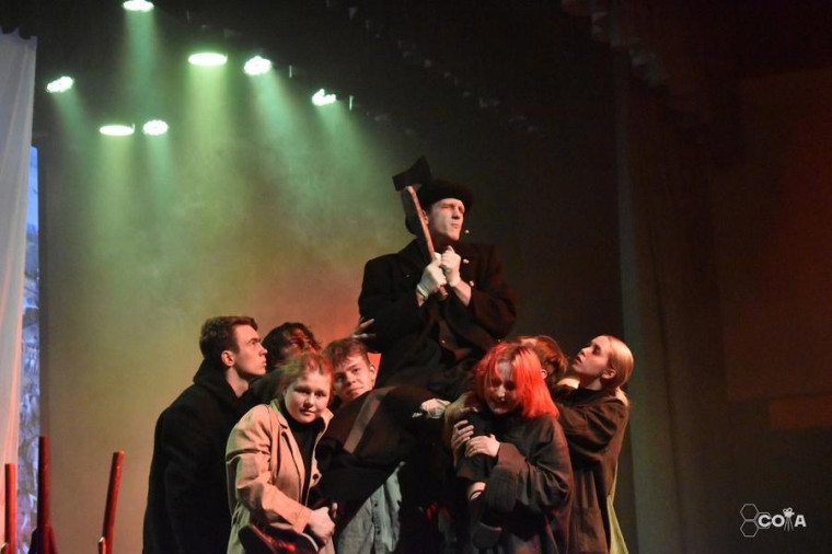 Студенты Алтайского филиала Президентской академии сыграли спектакль по произведениям Ф.М. Достоевского.