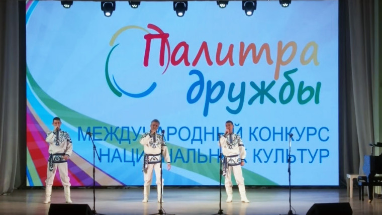 Творческие коллективы Ребрихинского ЦДК успешно выступили сразу в двух престижных вокальных конкурсах в г. Барнауле.